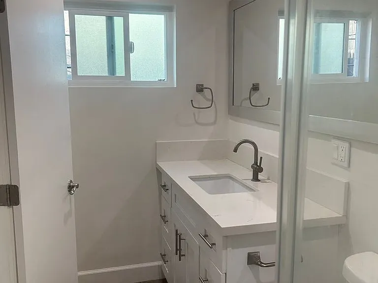 1060 S Sherbourne Dr — Photo 8