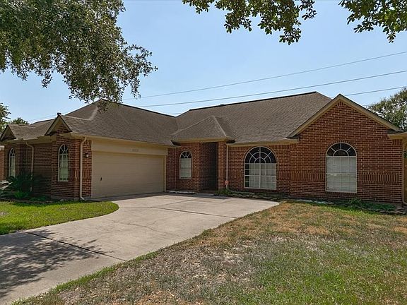 3rd image of 10215 Hedge Way Dr