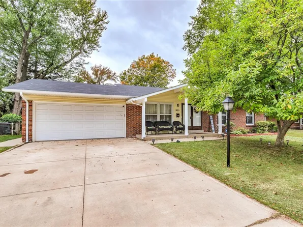 955 Saddle Dr, Florissant, MO 63033