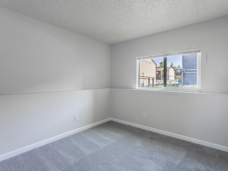 845 Hathaway Dr — Photo 6