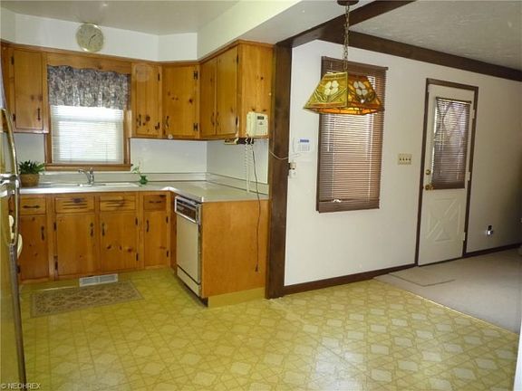 4th image of 26260 Parklane Dr