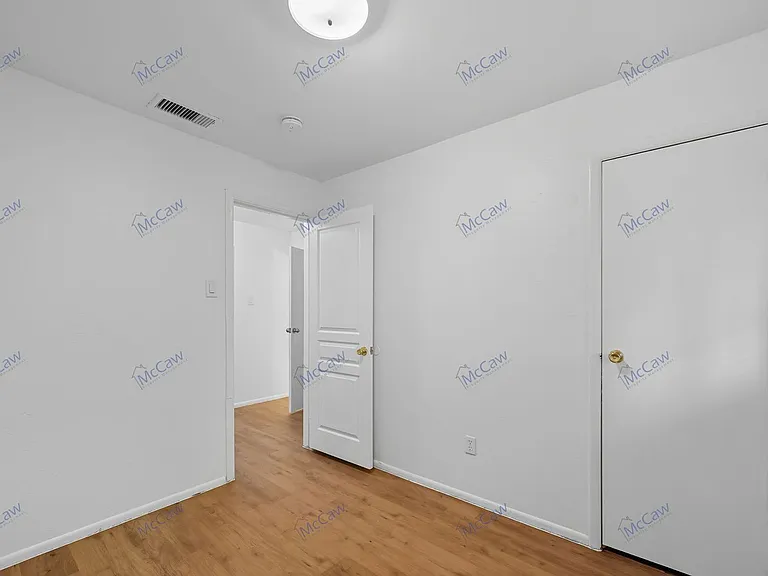 616 Moore St #D — Photo 9