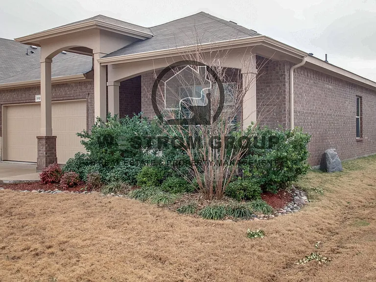 3121 Hornbeam St — Photo 3