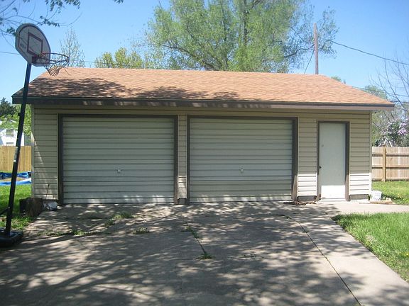 2-car Garage w/workshop
