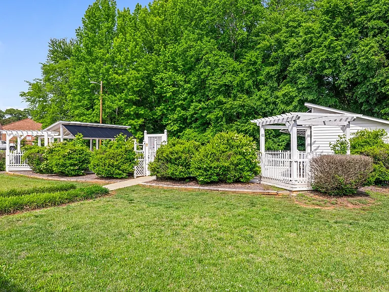113 Stroupe Rd E — Photo 28