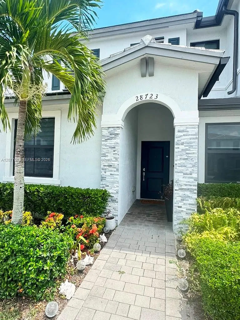 Pine Isle — Photo 1