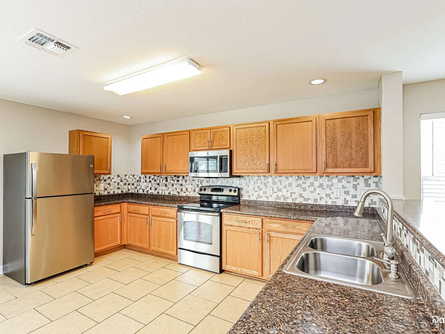 3 bed, 2.0 bath, 1553 sqft, $1,765 — Photo 4