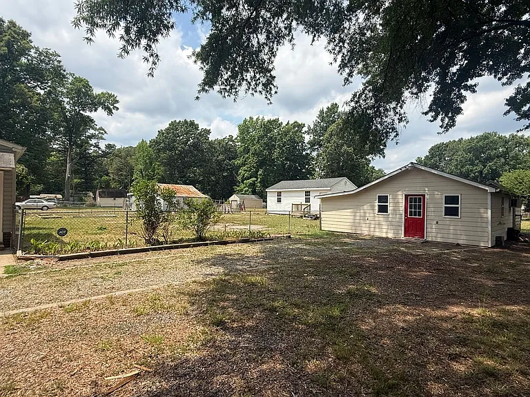1840 Powell Rd — Photo 4