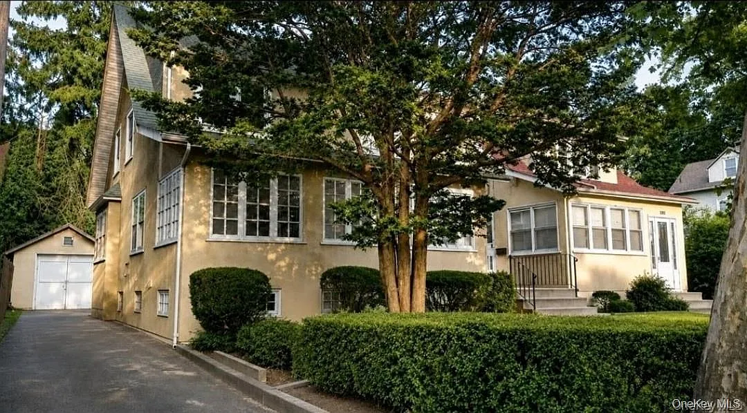 3 bed, 1.0 bath, 1700 sqft, $3,700 — Photo 1