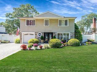 20 Villa Ln, Smithtown, NY 11787