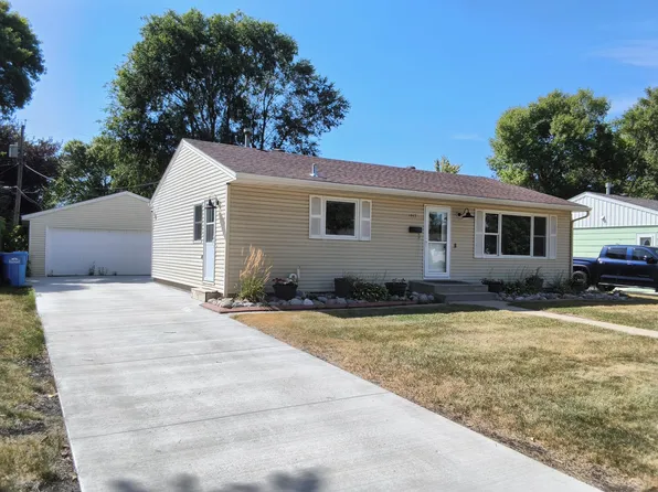 1445 18th St S, Fargo, ND 58103