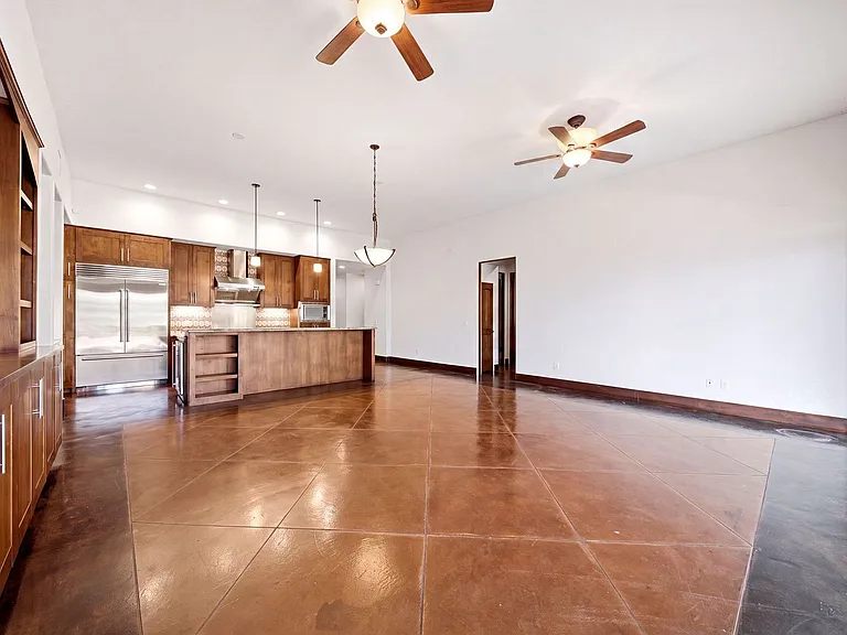 825 Gonzales St — Photo 11