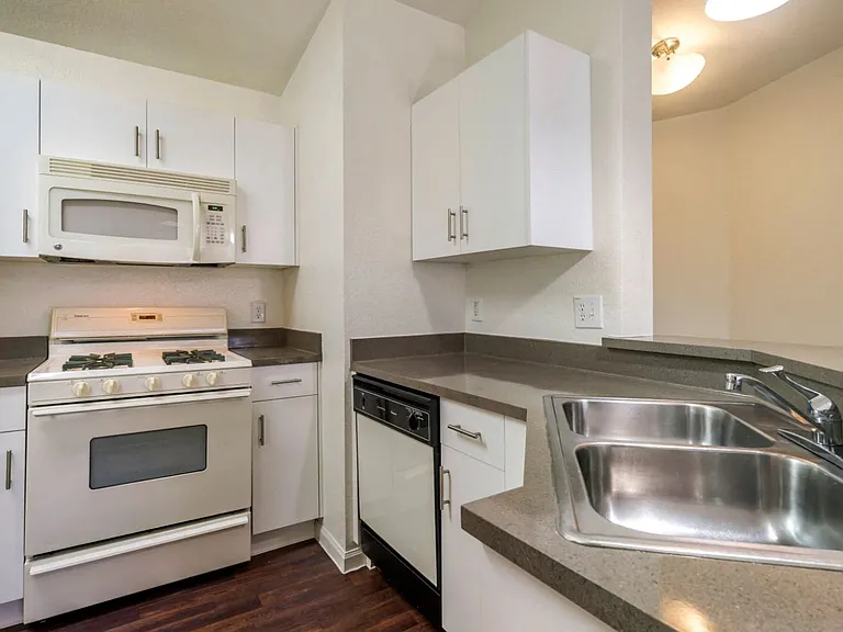 Woodridge Apartments — Photo 16