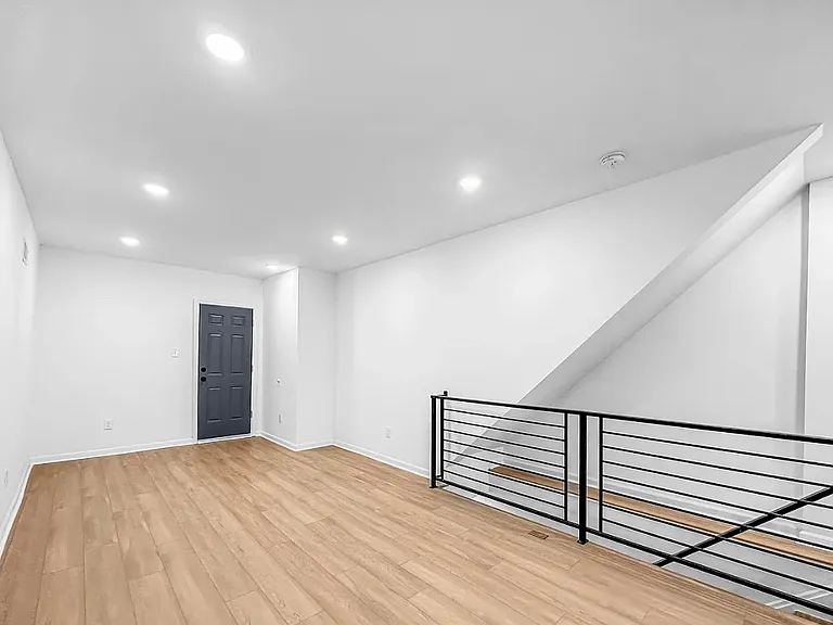 1050 N 46th St #1 — Photo 3