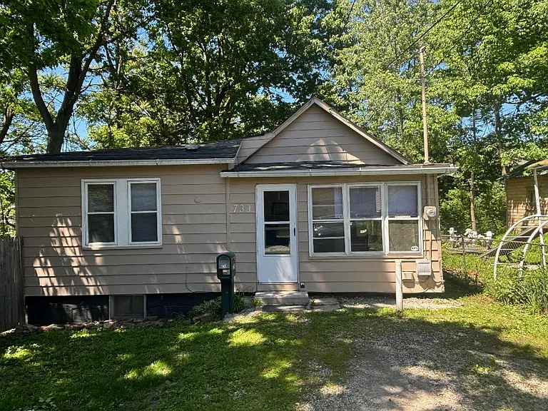 733 Montana Ave — Photo 2