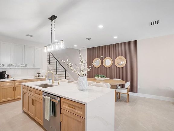 4th image of 701 SW 17th St #701