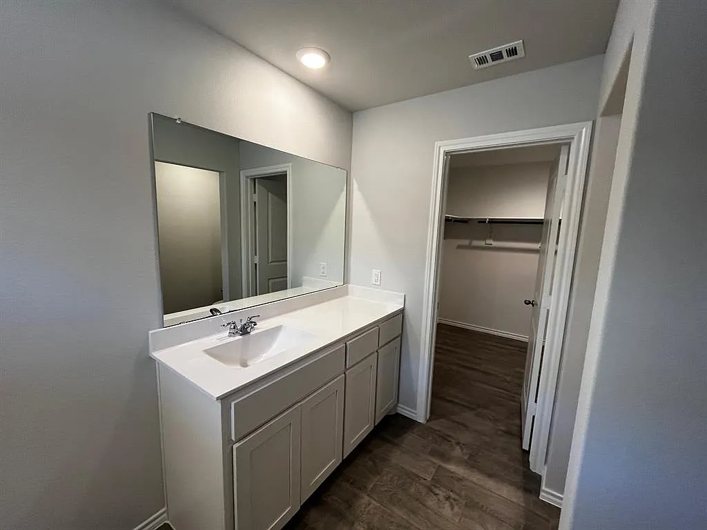 4 bed, 2.0 bath, 1860 sqft, $2,500 — Photo 3