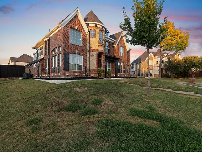1920 Sandstone Dr — Photo 2