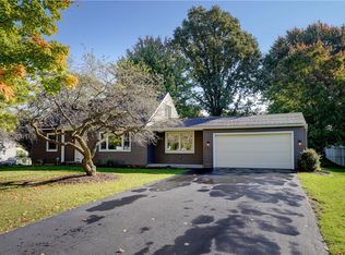 52 Robinwood Trl, Rochester, NY 14623