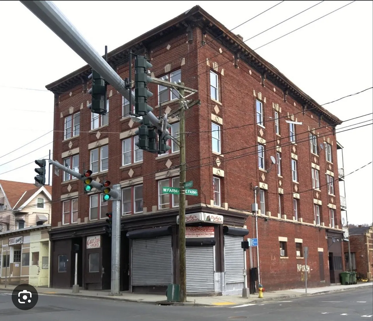 4 bed, $1,800 — Photo 1