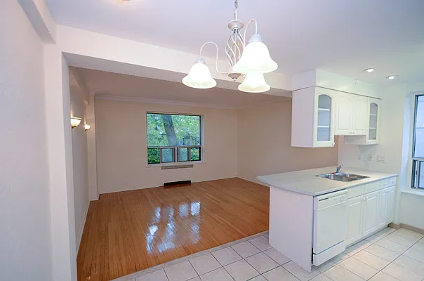 869 Avenue Rd #1475624 photo 1