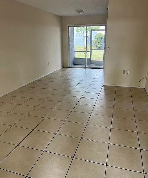 318 E Phoenix St — Photo 2