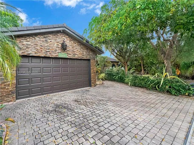 3 bed, 2.0 bath, 1596 sqft, $4,200 — Photo 2
