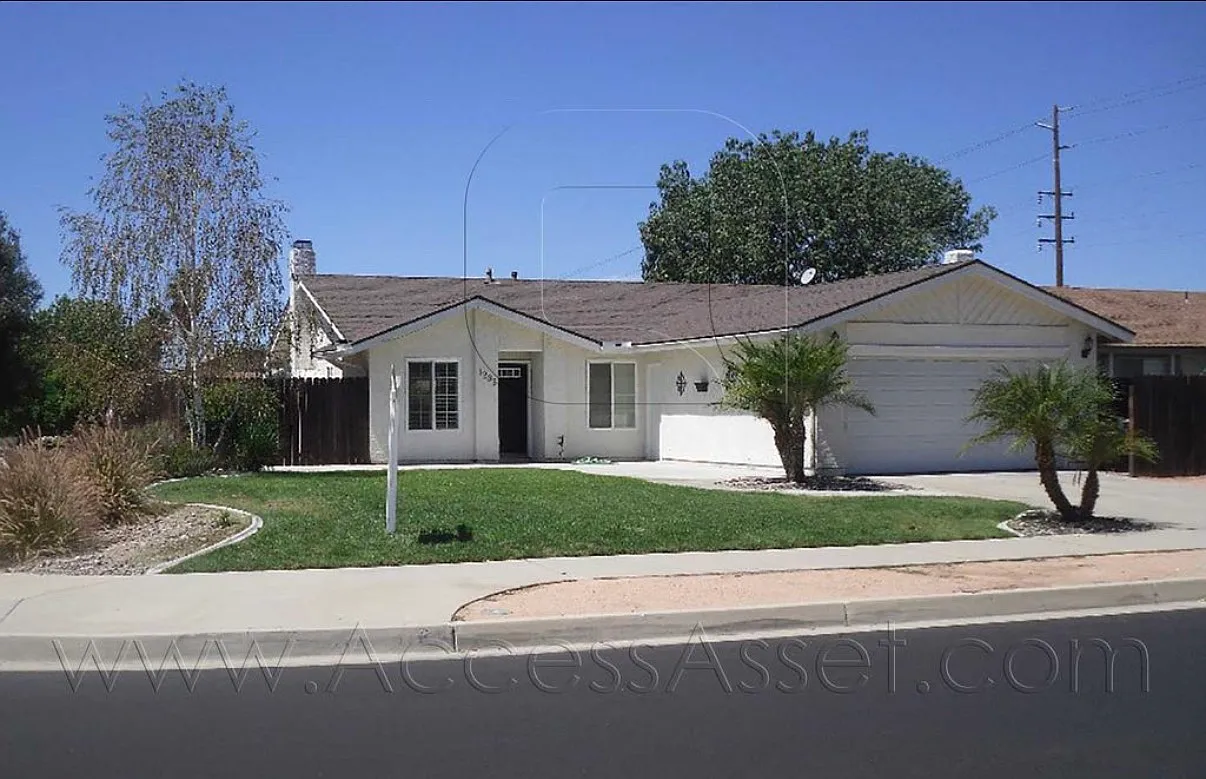 1235 N Lincoln St — Photo 2