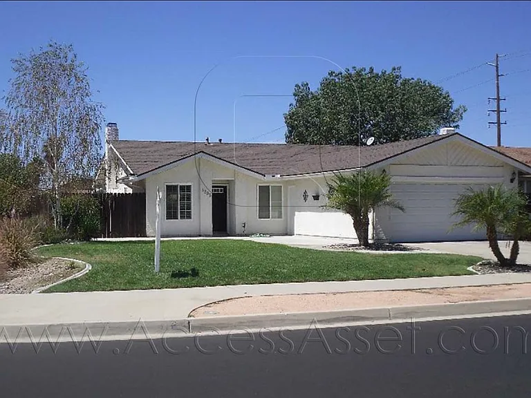 1235 N Lincoln St — Photo 2