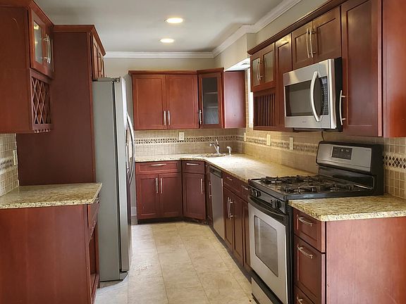 Kitchen w/Granite Counters