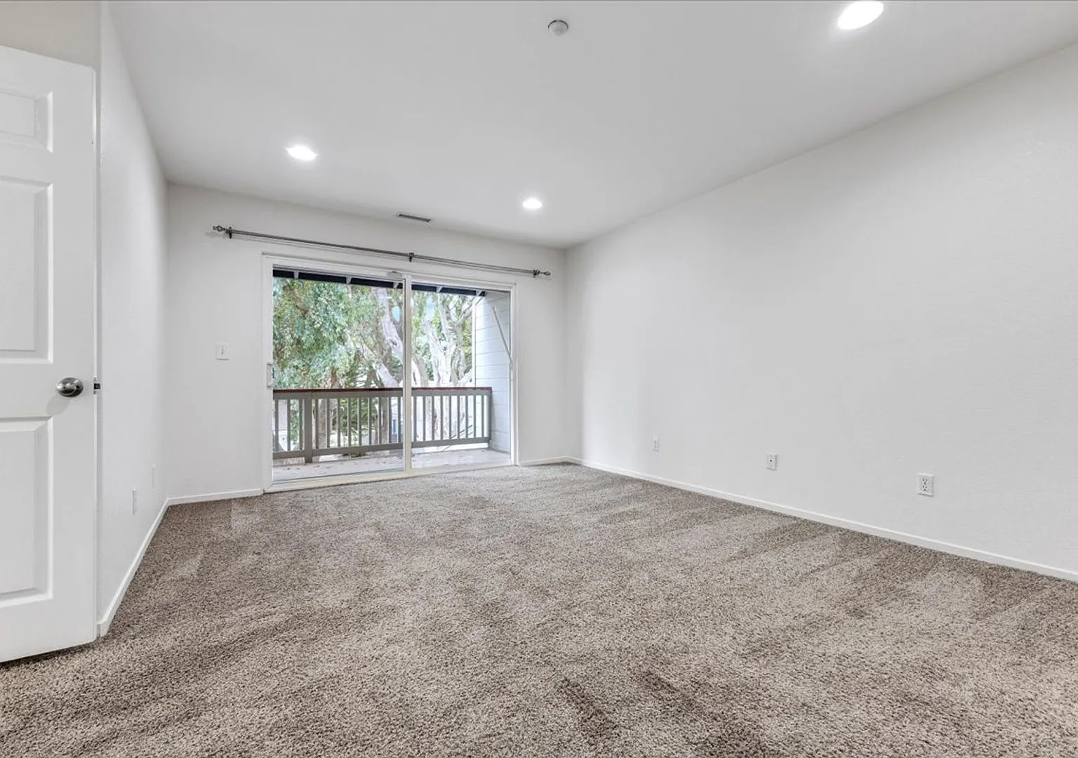 Spacious 3 Bedroom, 2.5 Bathroom Marina Townhome — Photo 3