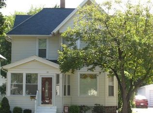 29 S Park St, Oconomowoc, WI 53066