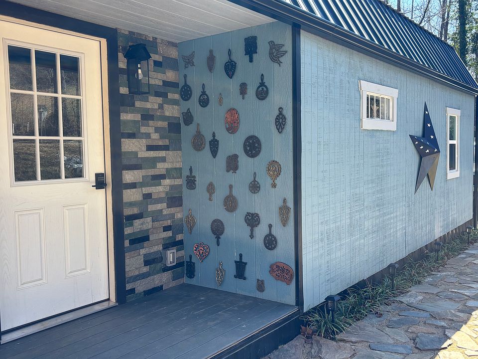 1st image of 817 Club Cir NE