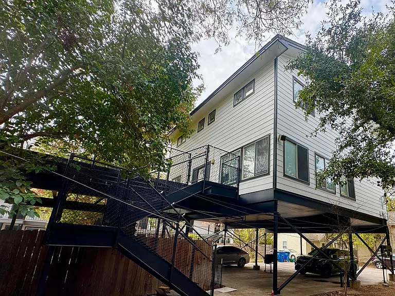 3410 Speedway #B — Photo 24