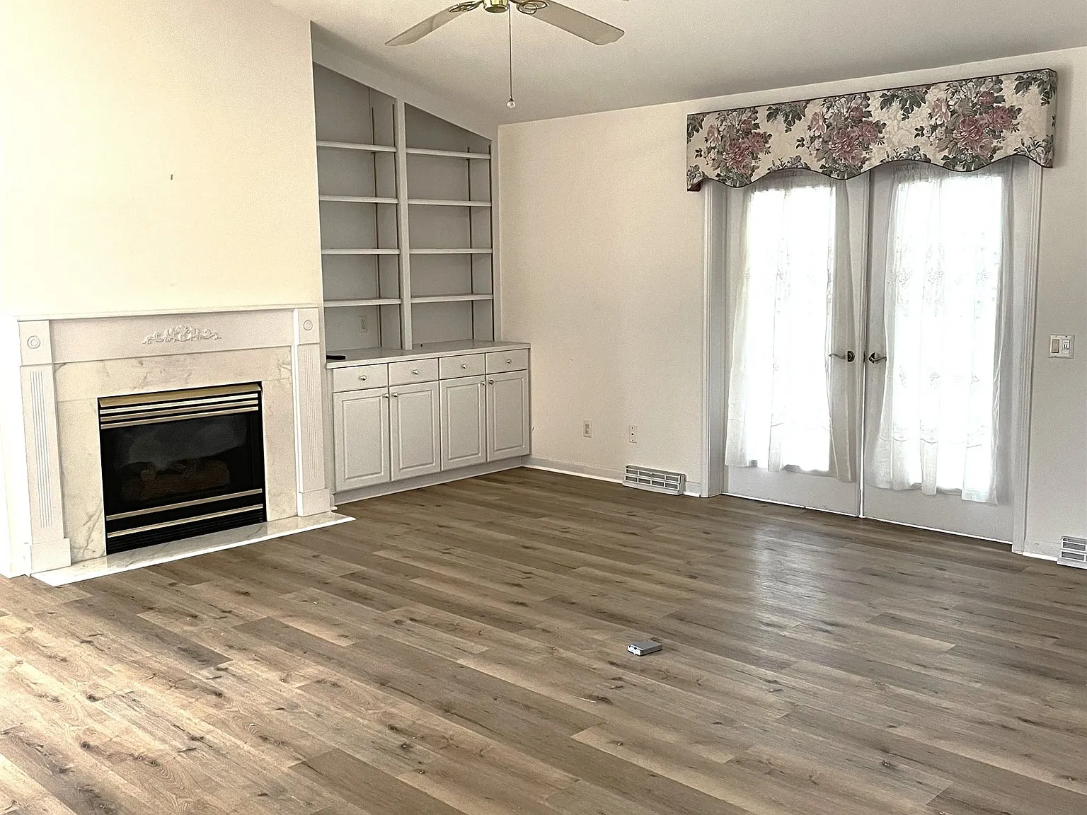 3 bed, 2.5 bath, 2200 sqft, $3,200 — Photo 3