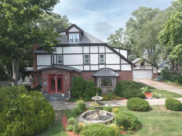 12 Gladstone Avenue, West Islip, NY 11795