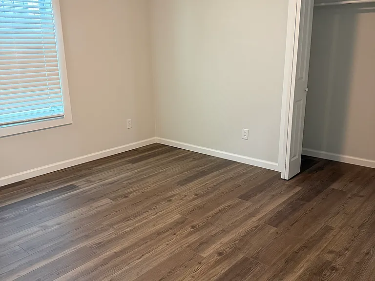 906 W Victory Dr — Photo 9