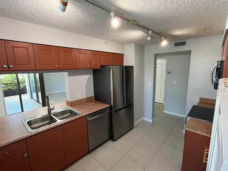 1915 Lavers Cir E #E101 — Photo 4