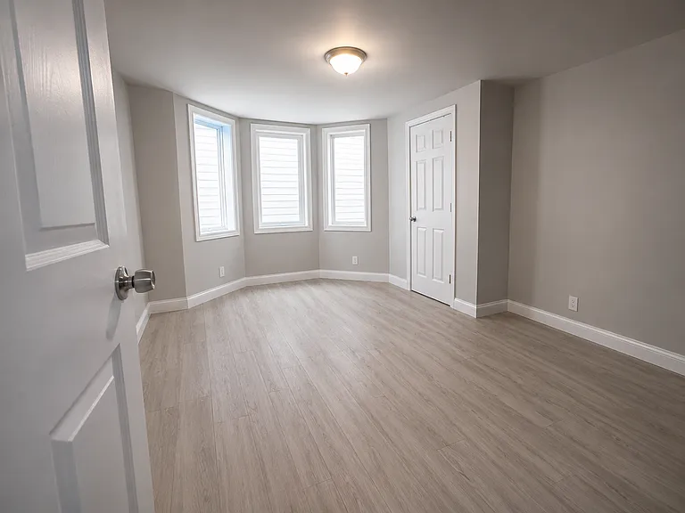 71 1/2 73 Walnut St — Photo 11