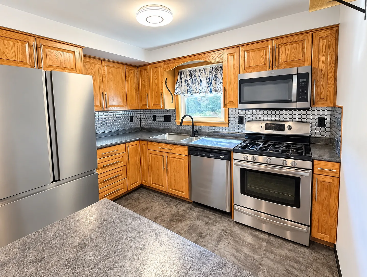 4 bed, 2.5 bath, 1285 sqft, $2,000 — Photo 2