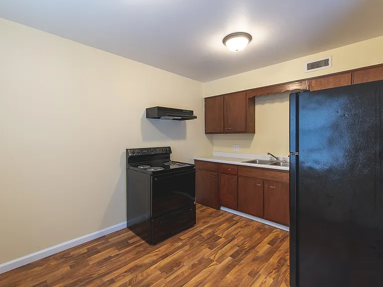 215 W Troy Ave #215C — Photo 4