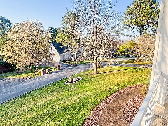 3rd image of 501 Oakridge Ln