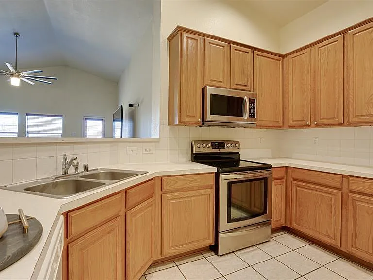 2624 Winterberry Ln — Photo 5