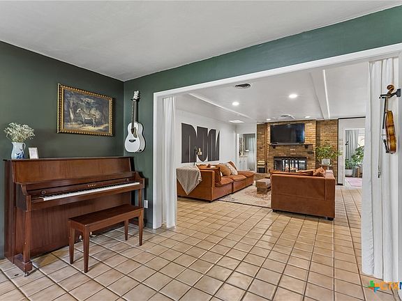 3rd image of 103 W Mimosa Cir