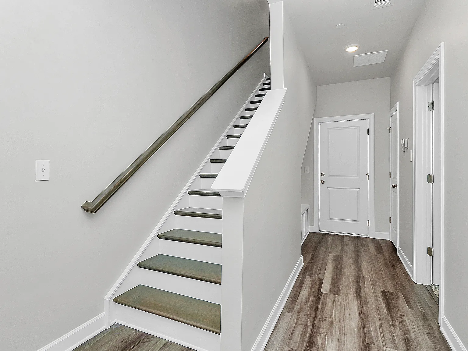4 bed, 3.5 bath, 2098 sqft, $2,700 — Photo 2