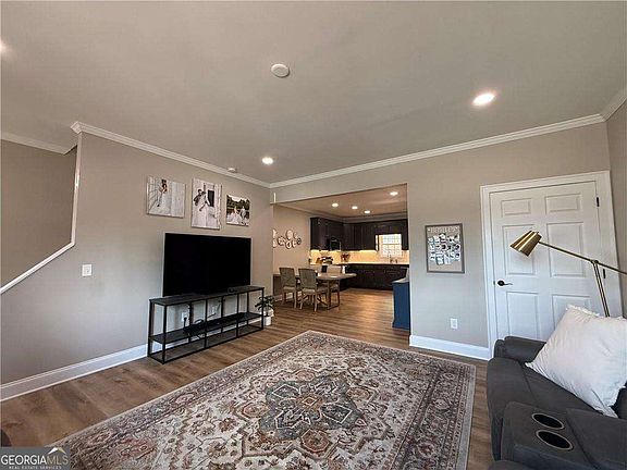 5th image of 716 Manor Way
