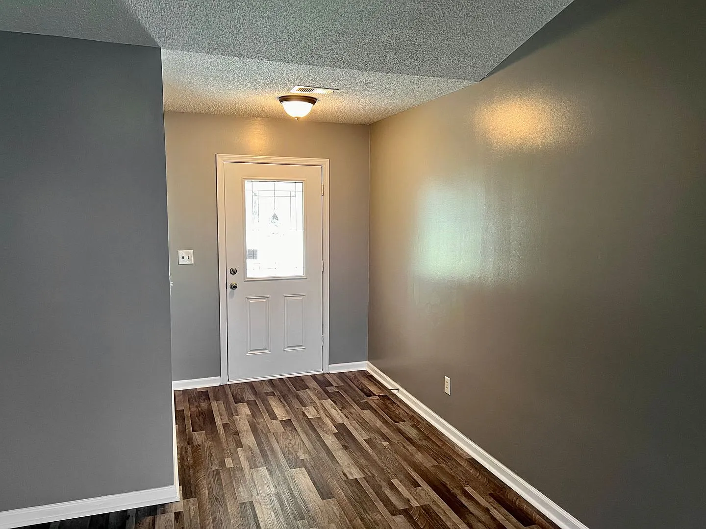 3 Bed, 2 Bath with Vaulted Living Room, Walk-In Shower, and Privacy-Fenced Yard — Photo 2