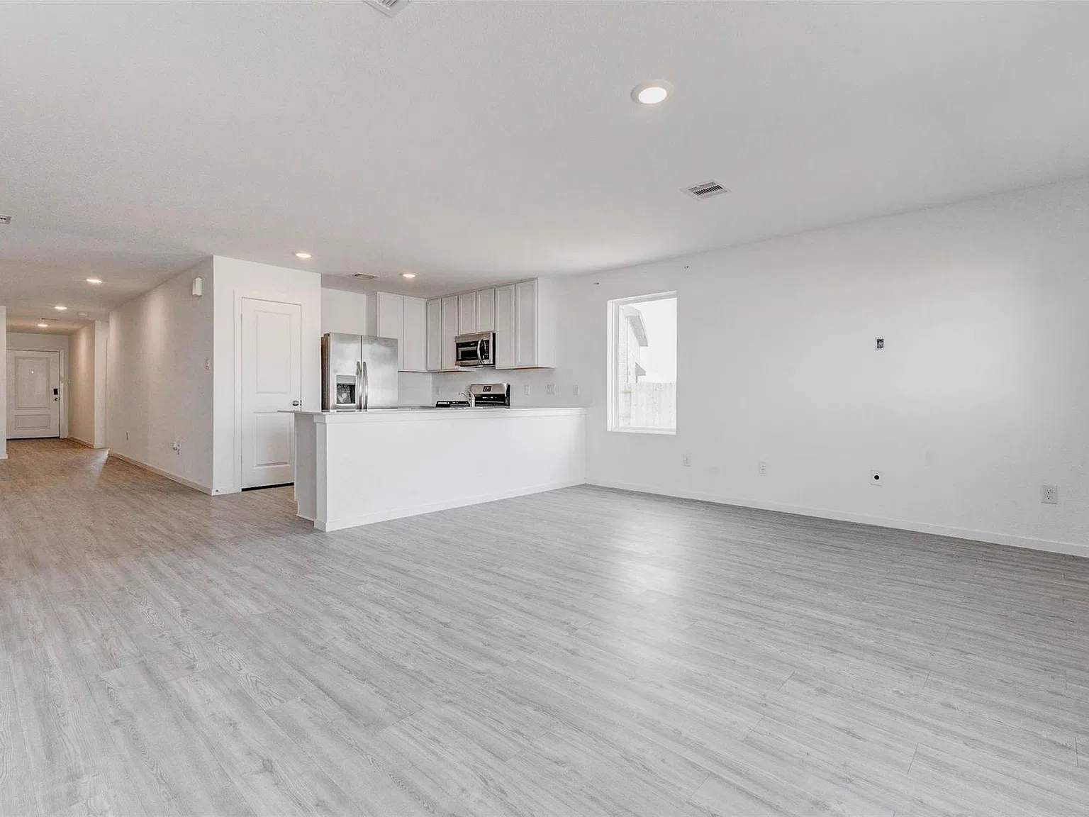 4 bed, 2.0 bath, 1800 sqft, $2,300 — Photo 4