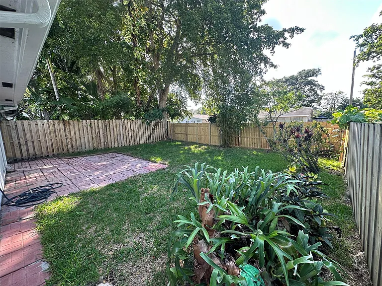 814 SW 12th Pl — Photo 23