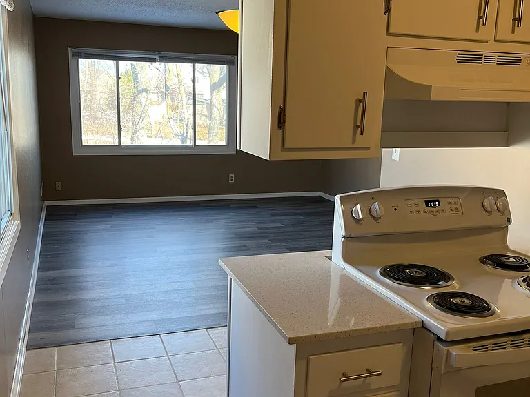 2025 NW Hickory Ln #8 — Photo 3